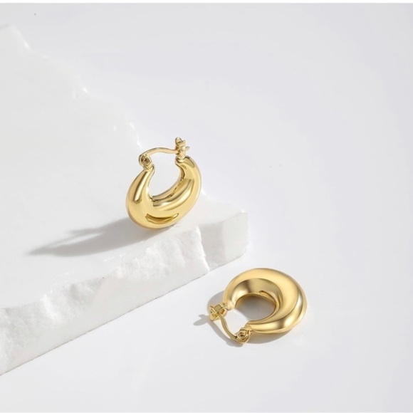 GOLD 14k Gold Plated Huggie Hoop Earrings - Picture 1 of 4